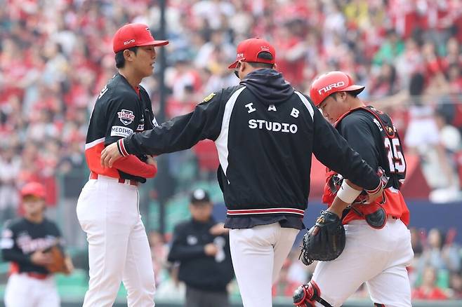 ▲ 이의리는 이날 패스트볼 승부에서 재미를 보지 못하며 고전했다 ⓒKIA타이거즈