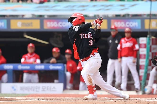 ▲ 비시즌 철저한 준비로 올해를 맞이한 김선빈은 공수 모두에서 전성기 기량이 기대를 모으고 있다 ⓒKIA타이거즈