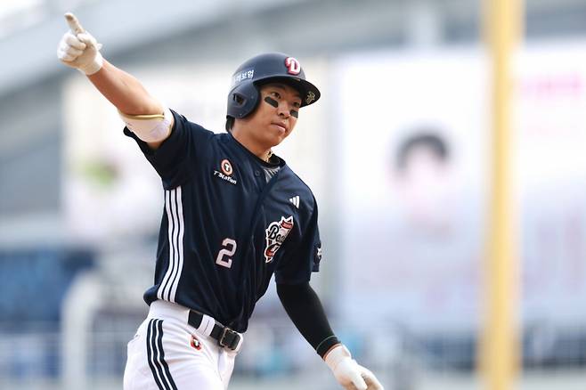 두산 베어스 김민석이 29일 창원 NC파크에서 열린 NC 다이노스와 2026 신한 SOL KBO 리그 정규시즌 원정 경기에서 8회 역전 스리런포를 터트린 뒤 그라운드를 돌고 있다. /사진=두산 베어스 제공