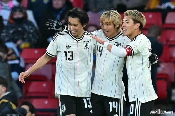 이토 준야(가운데)가 29일(한국시간) 스코틀랜드 글래스고의 햄던 파크에서 열린 3월 A매치 스코틀랜드전에서 골 세리머니하고 있다. /AFPBBNews=뉴스1