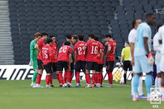 하이드레이션 브레이크에 홍명보 감독이 선수들에게 지시하고 있다. /사진=대한축구협회 제공