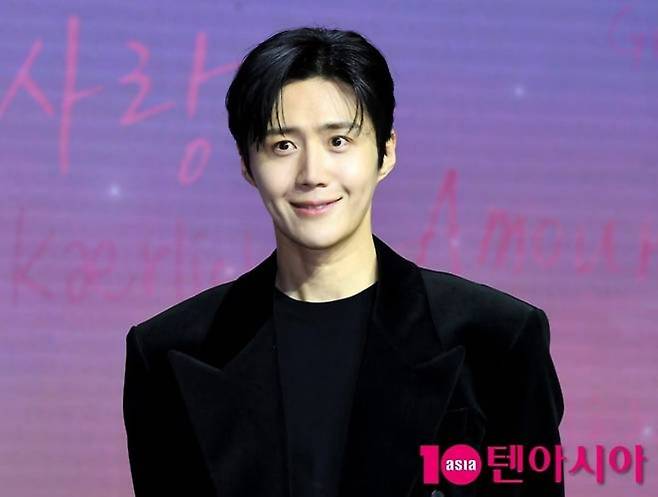 배우 김선호가 공식석상에서 밝은 미소를 보이고 있다. / 사진=텐아시아 DB