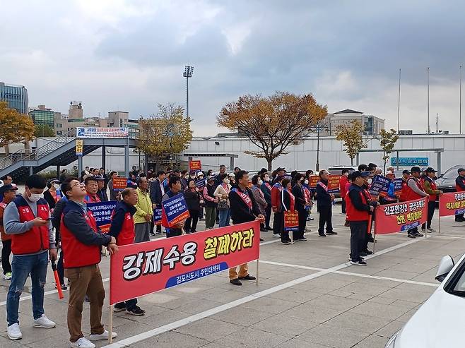 ▲ 김포한강2 공공주택지구(한강컴팩트시티) 강제수용을 반대하는 시민들이 집단 시위를 벌이고 있다. 현재 사업지 내에는 토지주, 건물주, 영업권자, 세입자 등 9개 이해관계 집단별로 대책위원회가 구성되어 있으며, 이들은 민·관·공 협의체 구성을 통한 투명한 보상 기준 마련을 요구하고 있다.