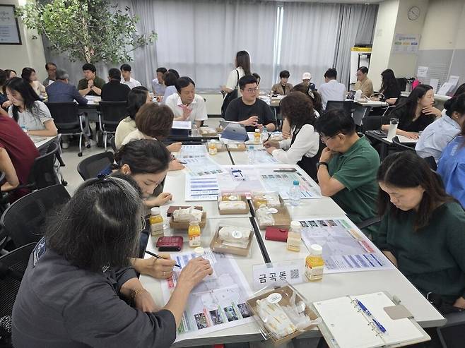 ▲ 수원시 권선구 금곡동 주민들이 우리동네 자치계획 수립을 위한 모임에 참여하고 있다. /사진제공=수원특례시