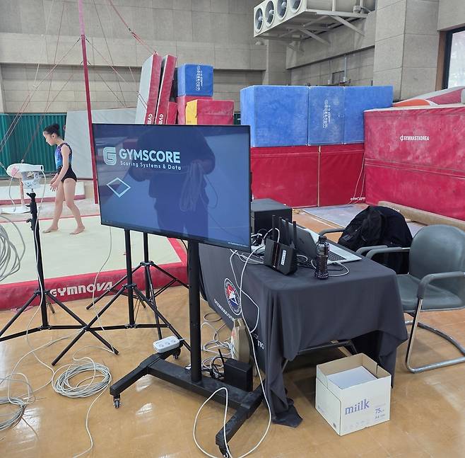 28~29일 수원북중 체조체육관에서 열린 2026 경기도교육감기 체조대회에 설치된 비디오 기반 AI 판정 시스템인 '짐스코어 스코어링 시스템'의 모습.