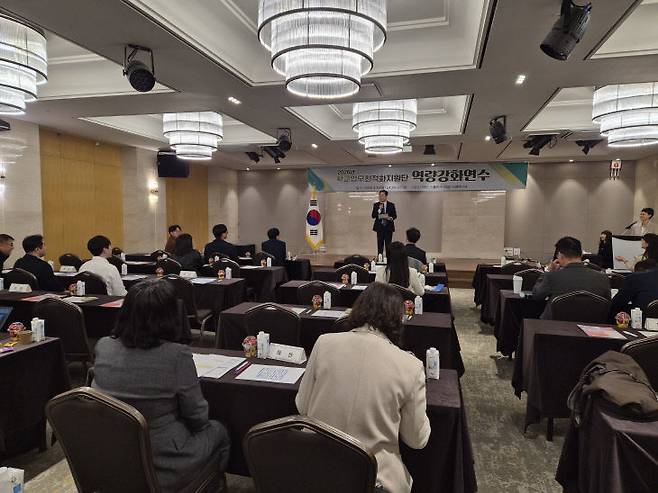 충남교육청이 30일 예산 스플라스 리솜에서 학교업무효율화 지원, 학교 구성원간 갈등 해소 지원 강화와 관련한 연수를 진행하고 있다. /사진=충남교육청 제공