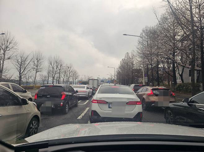 원촌육교 옹벽 보수공사로 도로 통제가 진행되면서 인근 도로는 꽉 막힌 채 30분 넘게 정체가 이어졌다. (사진= 김지윤 기자)