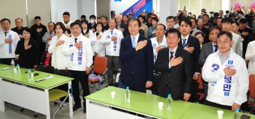 엄삼용 조국혁신당 영월군수 예비 후보 선거사무소 개소식이 29일 영월읍 사무소에서 조국 당대표와 신장식 국회의원, 이종득 도당위원장 권한대행, 영월출신 이숙윤 중앙당 정책위 부의장 등이 참석한 가운데 열렸다.