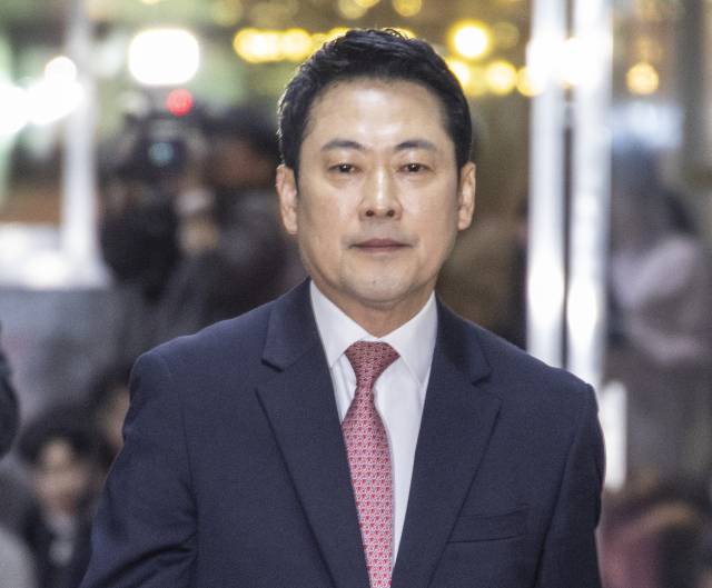 국민의힘 장동혁 대표가 31일 국회에서 우원식 국회의장을 면담하기 위해 의장실로 이동하고 있다. 이날 만남은 우원식 의장 주도로 추진 중인 개헌안과 관련해 국민의힘 협조를 당부하기 위해 열린 것으로 보인다. 이날 면담은 비공개로 진행됐다. 연합뉴스