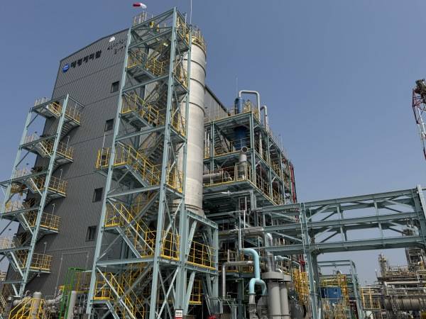 애경케미칼은 연산 1만5000톤 규모의 TPC 양산 설비를 준공하고 본격적인 상업 생산에 착수했다. 사진은 애경케미칼 TPC 양산설비./사진=애경케미칼 제공