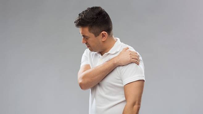 오십견을 방치하면 운동 제한, 강직 등 후유증이 남을 수 있다|출처: 클립아트코리아