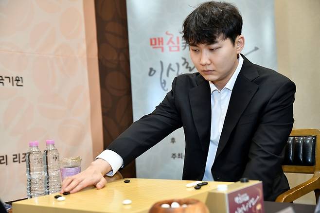 박정환 9단이 착점하고 있다.(사진 한국기원 제공)
