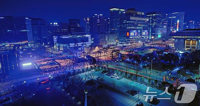 방탄소년단(BTS, RM, 진, 슈가, 제이홉, 지민, 뷔, 정국)이 21일 오후 서울 종로구 광화문광장에서 열린 'BTS 컴백 라이브: 아리랑'에서 화려한 무대를 선보이고 있다. 2026.3.21 ⓒ 뉴스1 임세영 기자