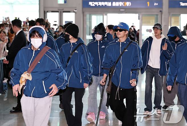 그룹 방탄소년단(BTS)이 22일 오전 인천국제공항을 통해 미국 뉴욕으로 출국하고 있다. 2026.3.22 ⓒ 뉴스1 구윤성 기자