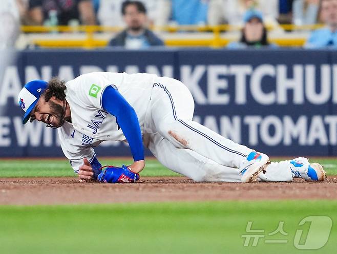 MLB 토론토 선발 투수 폰세가 31일(한국시간) 콜로라도전에서 수비 도중 부상을 당해 그라운드에 쓰러지고 있다. ⓒ AFP=뉴스1