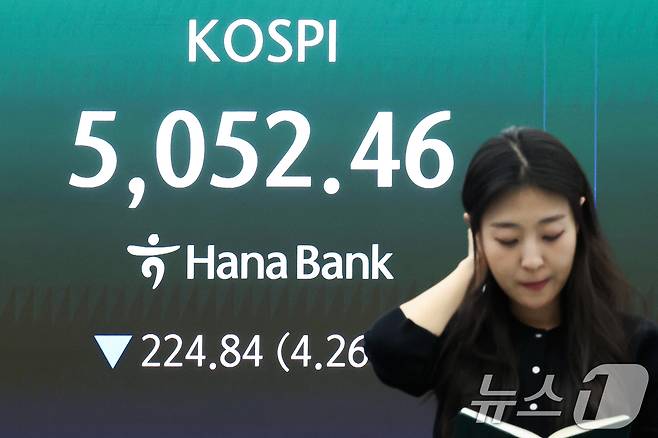 코스피가 장중 5100선 밑으로 떨어지고 원·달러 환율이 1536원까지 도달한 31일 오후 서울 중구 하나은행 본점 딜링룸 전광판에 증시 시황이 표시되고 있다. 이날 코스피는 전 거래일 대비 224.84포인트(4.26%) 내린 5252.46으로, 코스닥 지수는 54.66포인트(4.94%) 하락한 1052.39로 마감했다. 원·달러 환율은 전일 오후 3시30분 주간종가 대비 14.4원 오른 1530.1원을 기록했다. ⓒ 뉴스1 임지훈 인턴기자