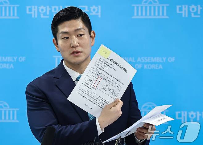 김재섭 국민의힘 의원이 31일 서울 여의도 소통관에서 정원오 더불어민주당 서울시장 예비후보 의혹 관련 기자회견 후 백브리핑을 하고 있다. 2026.3.31 ⓒ 뉴스1 김도우 기자