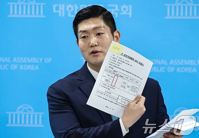 김재섭 국민의힘 의원이 31일 서울 여의도 소통관에서 정원오 더불어민주당 서울시장 예비후보 의혹 관련 기자회견 후 백브리핑을 하고 있다. 2026.3.31 ⓒ 뉴스1 김도우 기자