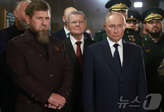 블라디미르 푸틴 러시아 대통령(오른쪽)과 람잔 카디로프 체첸 공화국 수장. 2024.08.21 ⓒ AFP=뉴스1