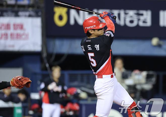 31일 서울 송파구 잠실야구장에서 열린 '2026 신한 SOL KBO리그' 열린 KIA 타이거즈와 LG트윈스의 경기, 4회초 KIA 공격 무사 1루 상황에서 김도영이 힘차게 스윙하고 있다. 2026.3.31 ⓒ 뉴스1 오대일 기자