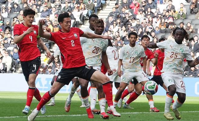 이한범이 코트디부아르와 평가전에서 슛을 시도하고 있다. 사진 | 밀턴 케인즈=연합뉴스