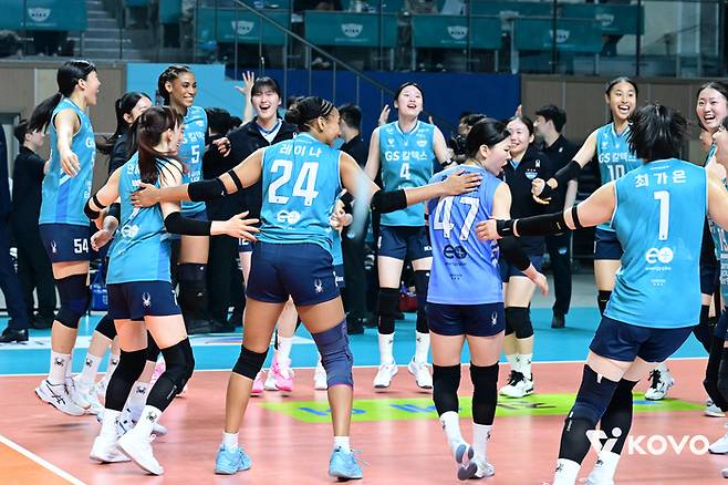 GS칼텍스 선수들이 28일 장충체육관에서 열린 현대건설과의 플레이오프 2차전서 승리한 뒤 기뻐하고 있다. 제공 | 한국배구연맹