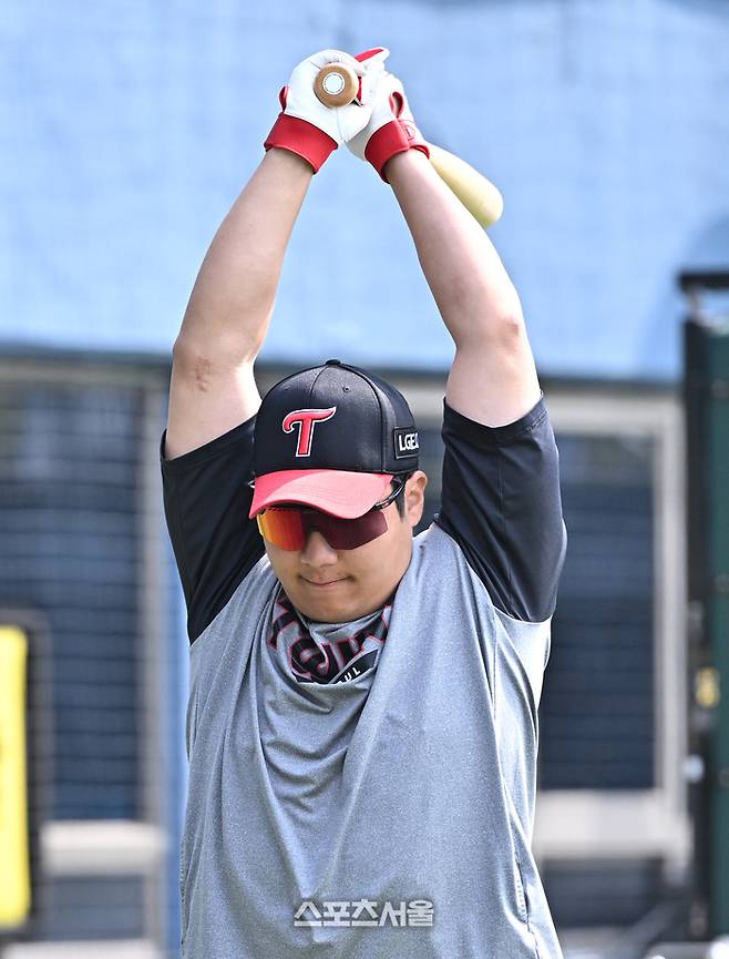 LG 문보경이 29일 잠실구장에서 열리는 2026 KBO 리그 KT와 경기에 앞서 훈련을 준비하고 있다. 잠실 | 박진업 기자 upandup@sportsseoul.com