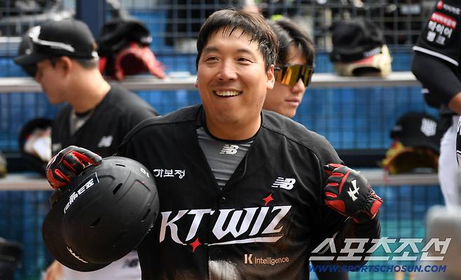 29일 잠실구장에서 열린 LG와 KT의 경기. 9회 경기를 뒤집은 KT 김현수가 미소 지었다. 잠실=박재만 기자 pjm@sportschosun.com