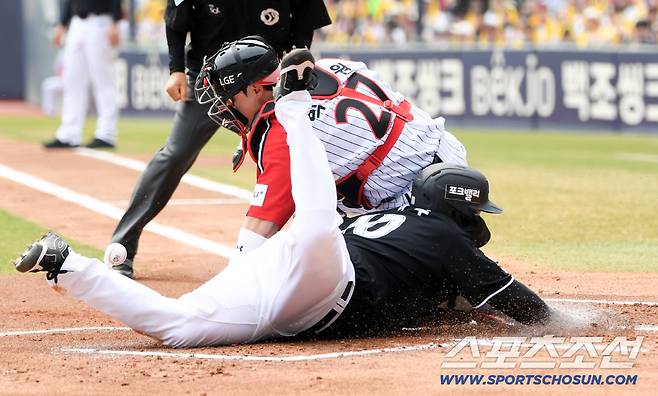 다음날 첫 타석부터 볼넷 출루한 김현수는 안현민 안타 때 홈을 향해 과감하게 몸을 던져 선취점을 올렸다.