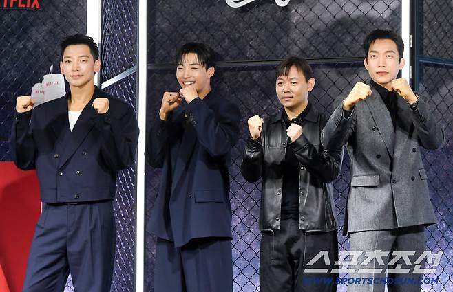 넷플릭스 시리즈 사냥개들 시즌2 제작발표회가 31일 서울 중구 장충동 앰배서더풀만호텔에서 열렸다. 정지훈, 우도환, 김주환 감독, 이상이가 포토타임을 갖고 있다. 장충동=박재만 기자pjm@sportschosun.com/2026.03.31/