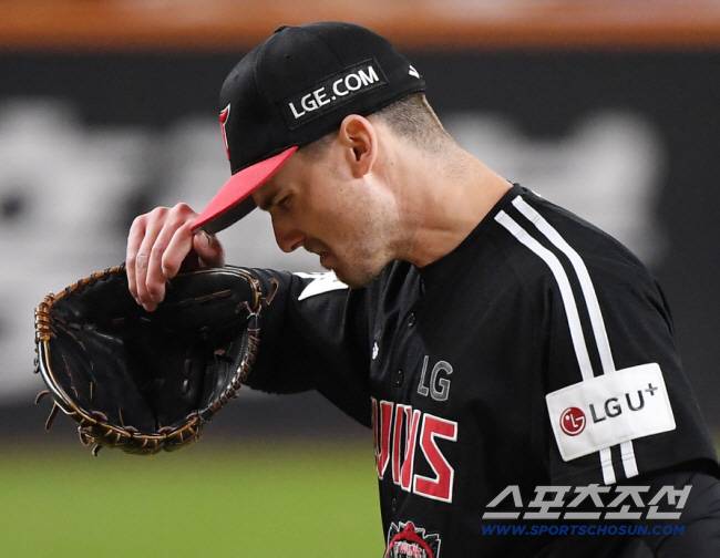 31일 대전 한화생명볼파크에서 열린 LG와 한화의 한국시리즈 5차전. 3회말 실점 위기를 넘긴 톨허스트가 안도하고 있다. 대전=정재근 기자 cjg@sportschosun.com/2025.10.31/