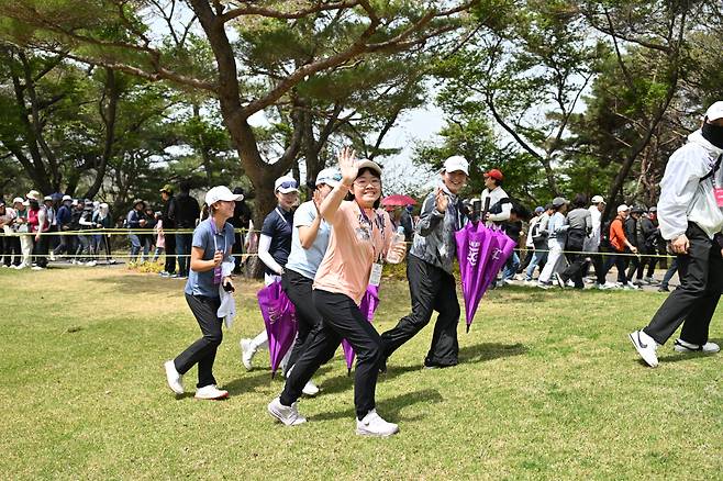 선수들을 따라 페어웨이를 걸을 수 있는 인사이드 더 로프스