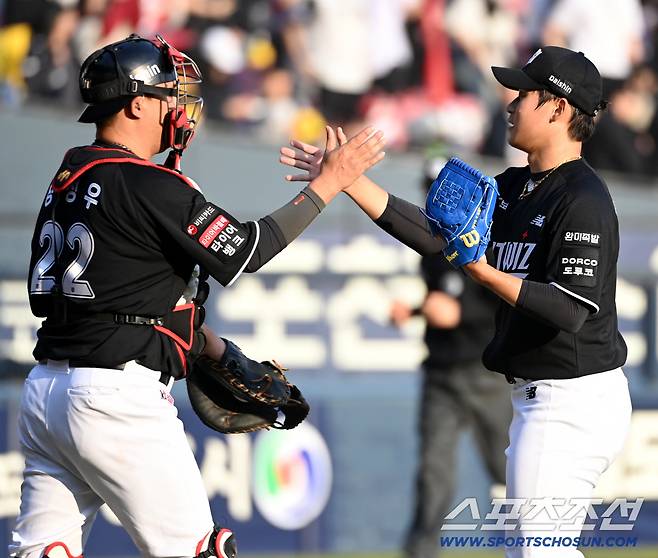 28일 잠실야구장에서 열린 KT와 LG의 개막전. KT가 11대7로 승리했다. 승리의 기쁨을 나누는 박영현 장성우 배터리의 모습. 잠실=허상욱 기자wook@sportschosun.com/2026.03.28/