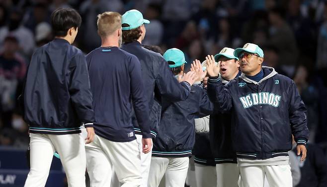 '낙동강 더비' NC, 롯데 상대 9대 2 승리
(창원=연합뉴스) 김동민 기자 = 31일 경남 창원NC파크에서 열린 프로야구 2026 KBO리그 롯데 자이언츠와 NC 다이노스의 경기 종료 후 롯데에 9대 2로 승리한 NC 이호준 감독 등 스태프가 선수단을 격려하고 있다. 2026.3.31
image@yna.co.kr
(끝)
<저작권자(c) 연합뉴스, 무단 전재-재배포, AI 학습 및 활용 금지>