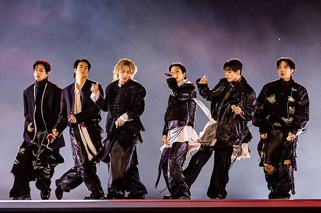 'BTS 컴백 라이브: 아리랑 (BTS THE COMEBACK LIVE|ARIRANG)' 무대에 오른 방탄소년단. 사진제공=빅히트 뮤직/넷플릭스