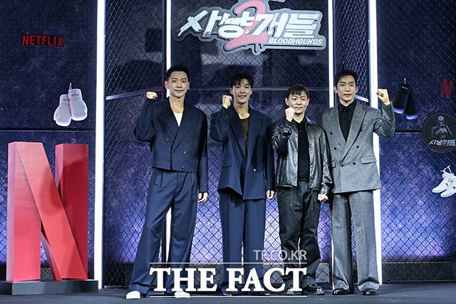 배우 정지훈과 우도환, 김주환 감독, 배우 이상이(왼쪽부터)가 31일 오전 서울 중구 앰버서더 서울 풀만 호텔에서 열린 넷플릭스 새 시리즈 ‘사냥개들’ 시즌2 제작발표회에 참석해 포즈를 취하고 있다. /김성렬 기자