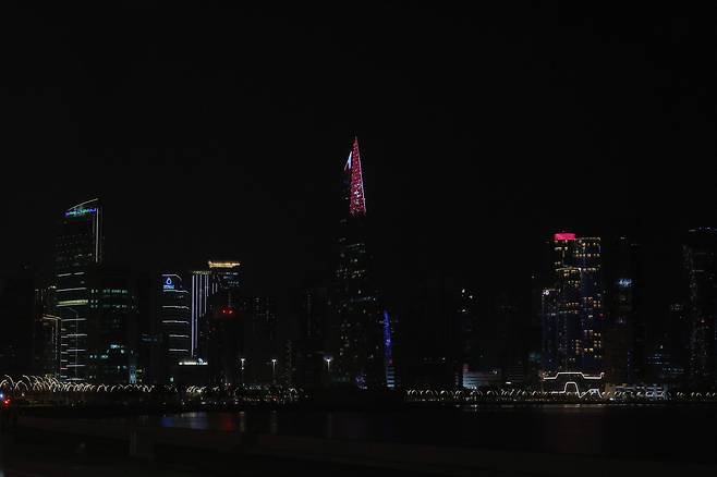 28일 WWF가 시작한 국제 캠페인 Earth Hour에 맞춰 조명을 최소화한 카타르 도하의 스카이라인. /연합뉴스