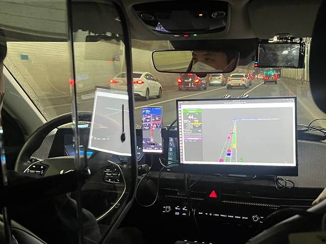 카카오모빌리티 자율주행 택시 '서울자율차'가 매봉터널을 달리고 있다.ⓒ데일리안 이주은 기자