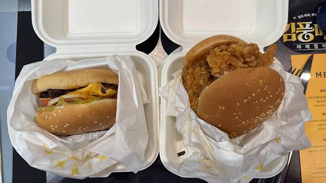 31일 서울 중구 맘스터치 R&D센터에서 ‘김풍 야매 컬렉션’ 미디어 시식회가 열렸다. 사진은 ‘매직풍 비프버거’(왼쪽)와 ‘매직풍 비프버거’. 김혜린 기자 sinnala8@donga.com