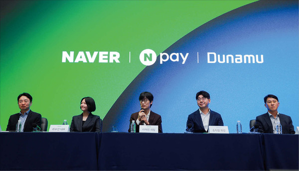 경기 분당의 네이버 1784에서 지난해 11월 27일 네이버-네이버파이낸셜-두나무 3사 공동 기자간담회가 열리고 있다. 왼쪽부터 박상진 Npay 대표, 최수연 네이버 대표, 이해진 네이버 이사회 의장, 송치형 두나무 회장, 오경석 두나무 대표. 네이버 제공