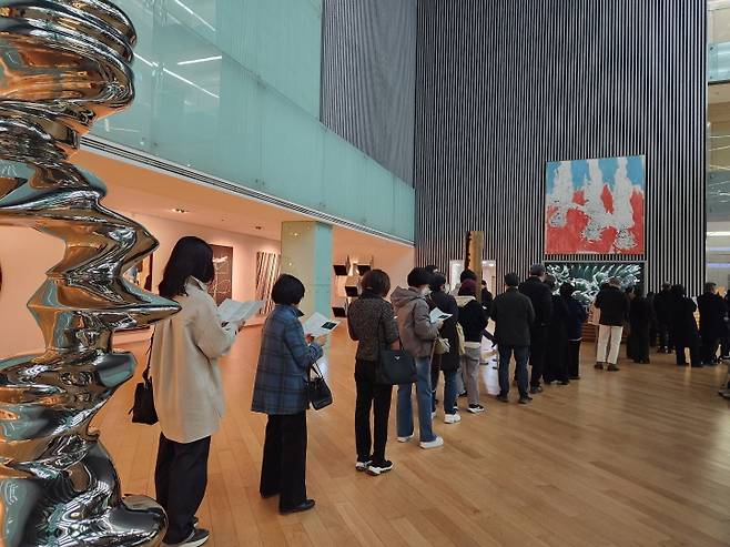 프랑스 피아니스트 클레르 데제르의 공연이 열리는 날, 많은 사람이 공연을 관람하러 왔다. (본인 촬영)