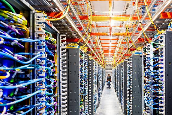 미국 인디애나주에 있는 아마존 웹서비스의 AI 데이터 센터에서 한 기술자가 근무하고 있다. REUTERS 연합뉴스