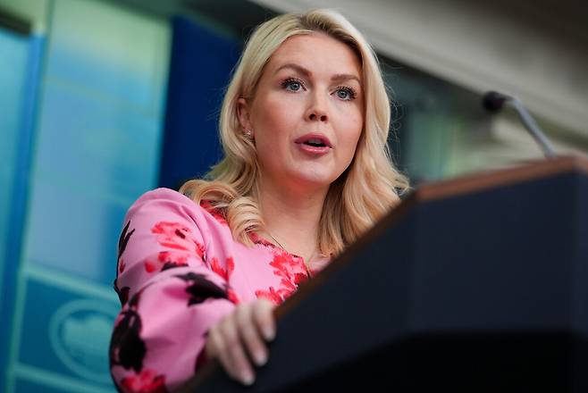 캐럴라인 레빗 백악관 대변인이 30일(현지시각) 워싱턴 백악관 제임스 브레이디 브리핑룸에서 기자들과 대화하고 있다. 워싱턴/AP 연합뉴스