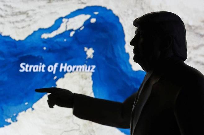 호르무즈해협 지도와 도널드 트럼프 미국 대통령을 묘사한 3D 프린팅 미니어처 모형. 로이터 연합뉴스