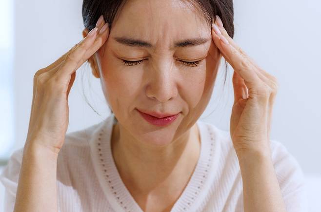 두통이 반복된다면 단순 통증으로 넘기기보다 원인을 점검할 필요가 있다. 특히 두통의 원인이 목에 있는 경우도 적지 않다./사진=클립아트코리아