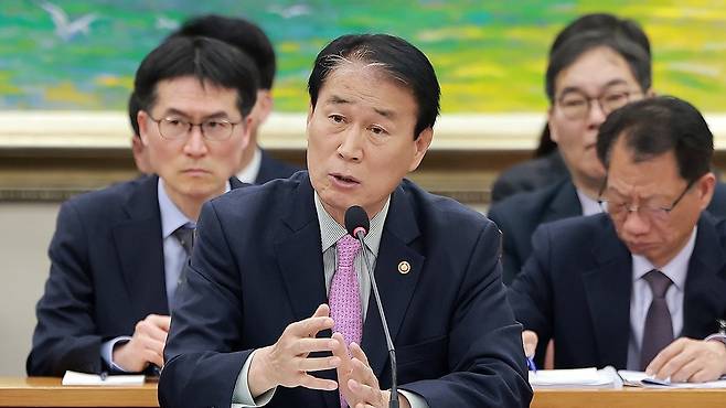 질의에 답변하는 권오을 국가보훈부 장관