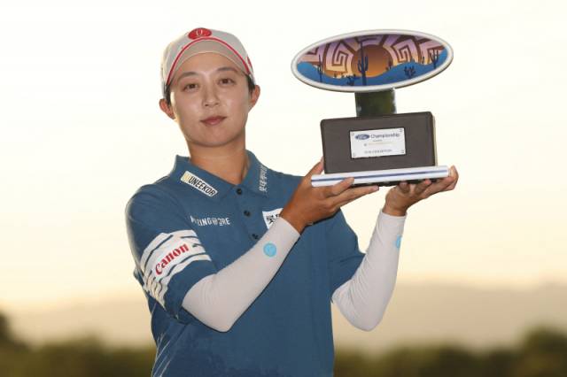 ▲ 김효주가 30일(한국 시간) 미국 애리조나 챈들러 월윈드 골프 클럽에서 막을 내린 포드 챔피언십에서 우승을 차지한 뒤 트로피를 들고 기뻐하고 있다. AFP/연합뉴스
