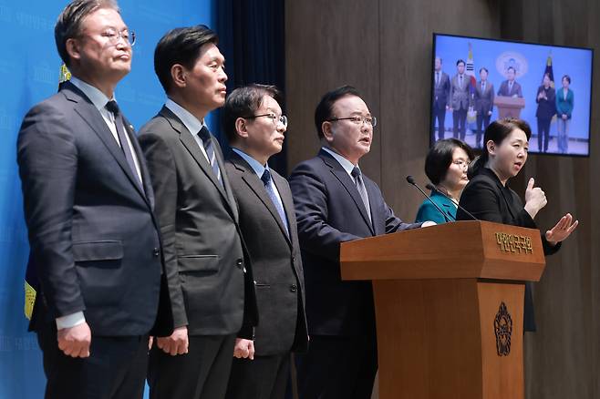 어제(30일) 김부겸 전 총리가 국회에서 대구시장 출마를 선언하고 있다. 이연희 당 전략기획위원장(가장 왼쪽), 조승래 사무총장(왼쪽에서 두 번째) 등 지도부 인사가 함께 참석해 힘을 실었다.