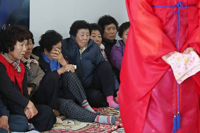 해녀들이 심방이 전하는 말을 듣고 있다.