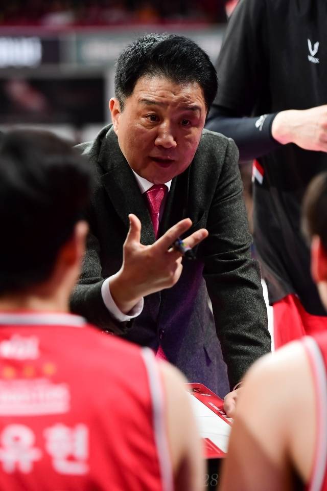 유도훈 정관장 감독은 “LG도 이곳에서 우승하기 위해 노력했고 그 집중력이 보였다. 그런 정관장을 이겼다는 것에 선수들도 자신감을 얻을 것이다. 공수 모든 면에서 잘해줬다. 경기 초반에는 김영현, 후반에는 변준형이 유기상을 잘 막았다. 변준형은 승부처에서 득점까지 해줬다. 우리 외국선수들의 득점이 저조했음에도 승리한 건 큰 자신감으로 올 것이다”라고 이야기했다. 사진=KBL 제공